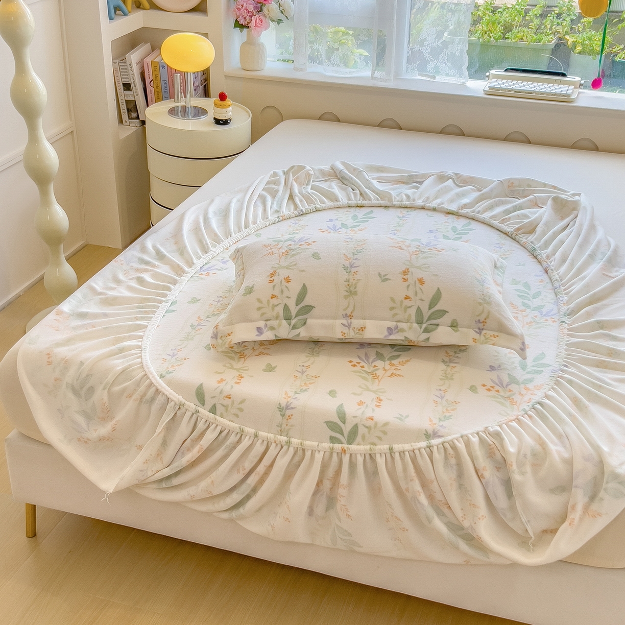 91家纺网 家纺一手货源 找家纺 丝羽坊 2025新款印花小清新牛奶绒印花床笠三件套 花间密语