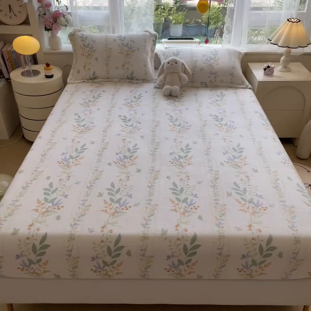 91家纺网 家纺一手货源 找家纺 丝羽坊 2025新款印花小清新牛奶绒印花床笠三件套 花间密语