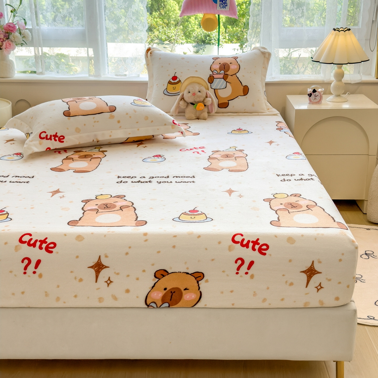 91家纺网 家纺一手货源 找家纺 丝羽坊 2025新款印花小清新牛奶绒印花床笠三件套 卡皮巴拉