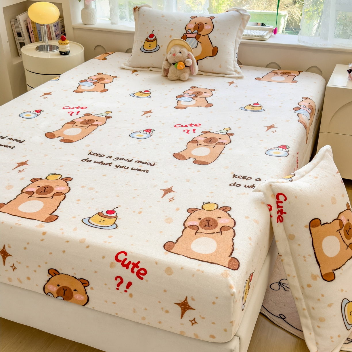 91家纺网 家纺一手货源 找家纺 丝羽坊 2025新款印花小清新牛奶绒印花床笠三件套 卡皮巴拉