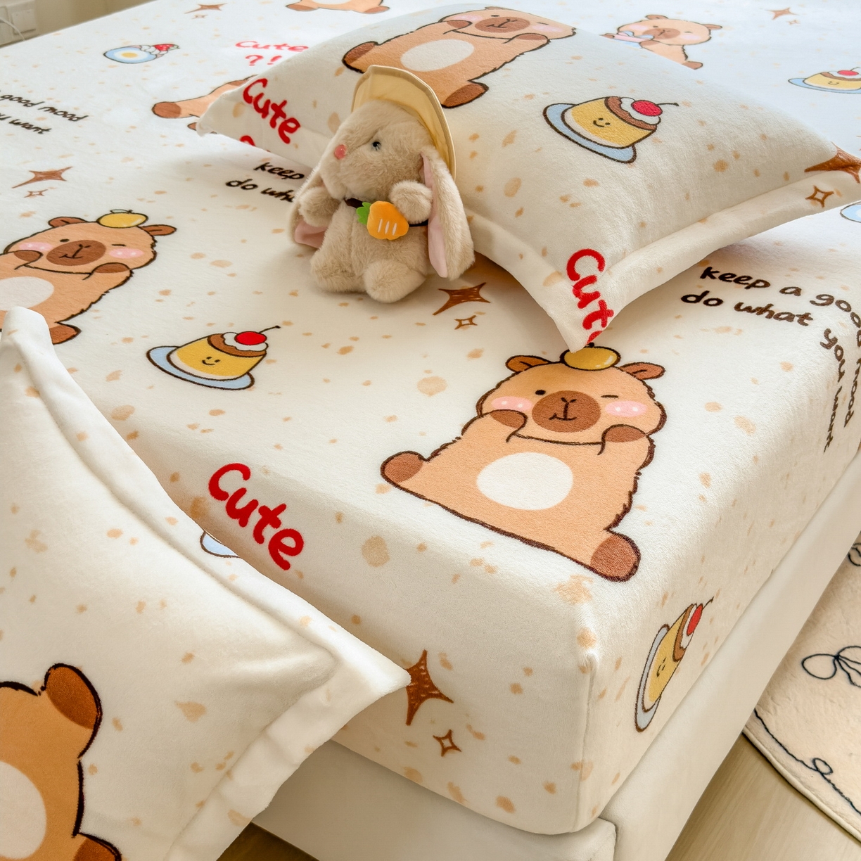 91家纺网 家纺一手货源 找家纺 丝羽坊 2025新款印花小清新牛奶绒印花床笠三件套 卡皮巴拉