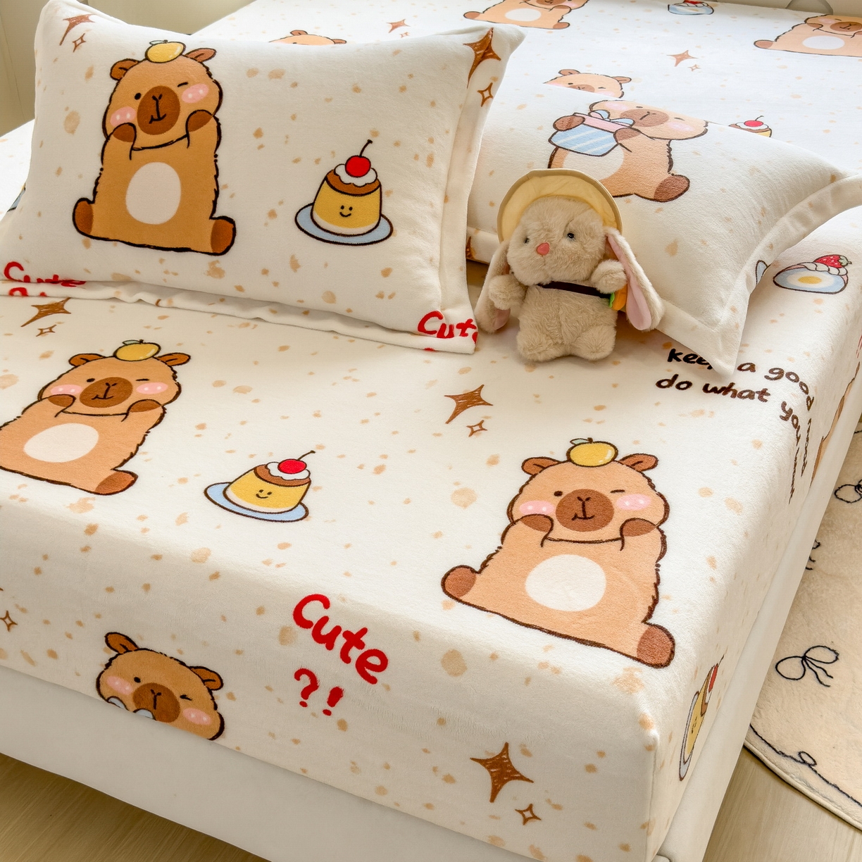 91家纺网 家纺一手货源 找家纺 丝羽坊 2025新款印花小清新牛奶绒印花床笠三件套 卡皮巴拉