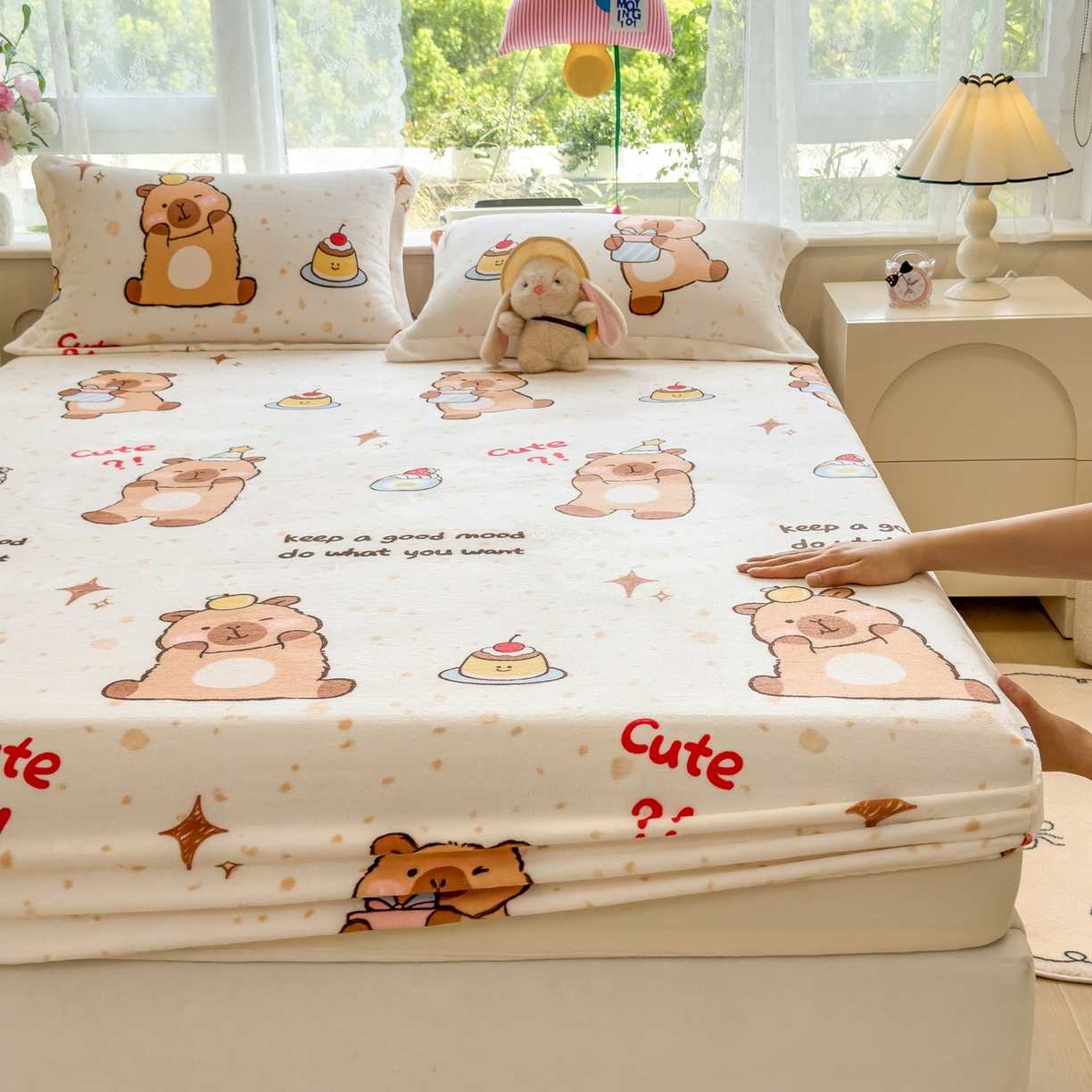 91家纺网 家纺一手货源 找家纺 丝羽坊 2025新款印花小清新牛奶绒印花床笠三件套 卡皮巴拉