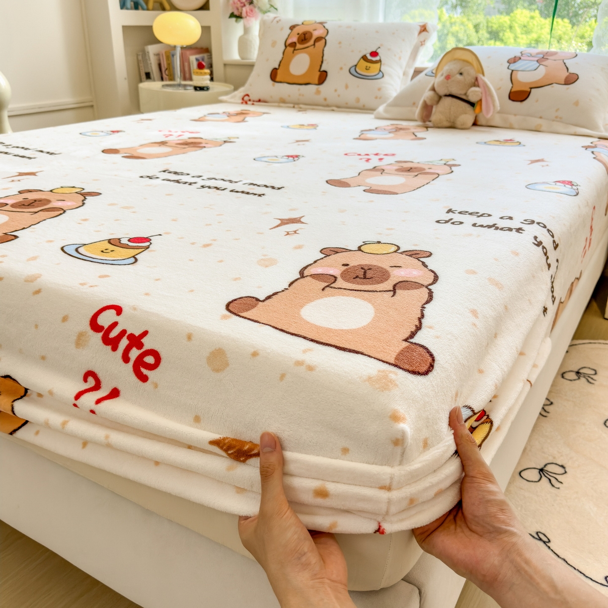 91家纺网 家纺一手货源 找家纺 丝羽坊 2025新款印花小清新牛奶绒印花床笠三件套 卡皮巴拉