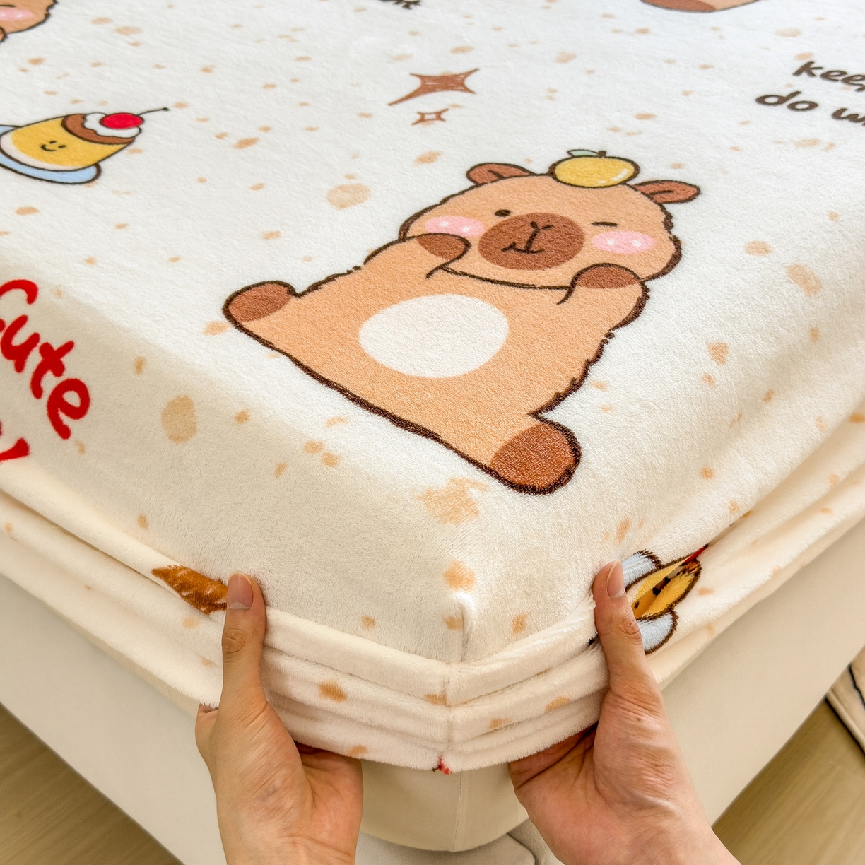 91家纺网 家纺一手货源 找家纺 丝羽坊 2025新款印花小清新牛奶绒印花床笠三件套 卡皮巴拉