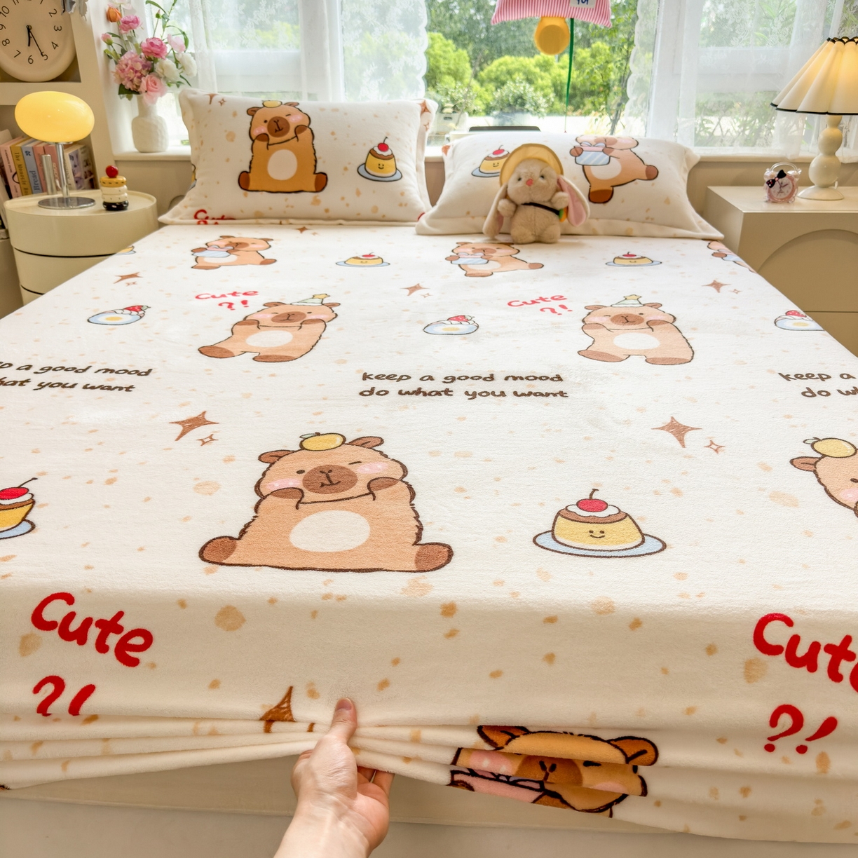 91家纺网 家纺一手货源 找家纺 丝羽坊 2025新款印花小清新牛奶绒印花床笠三件套 卡皮巴拉