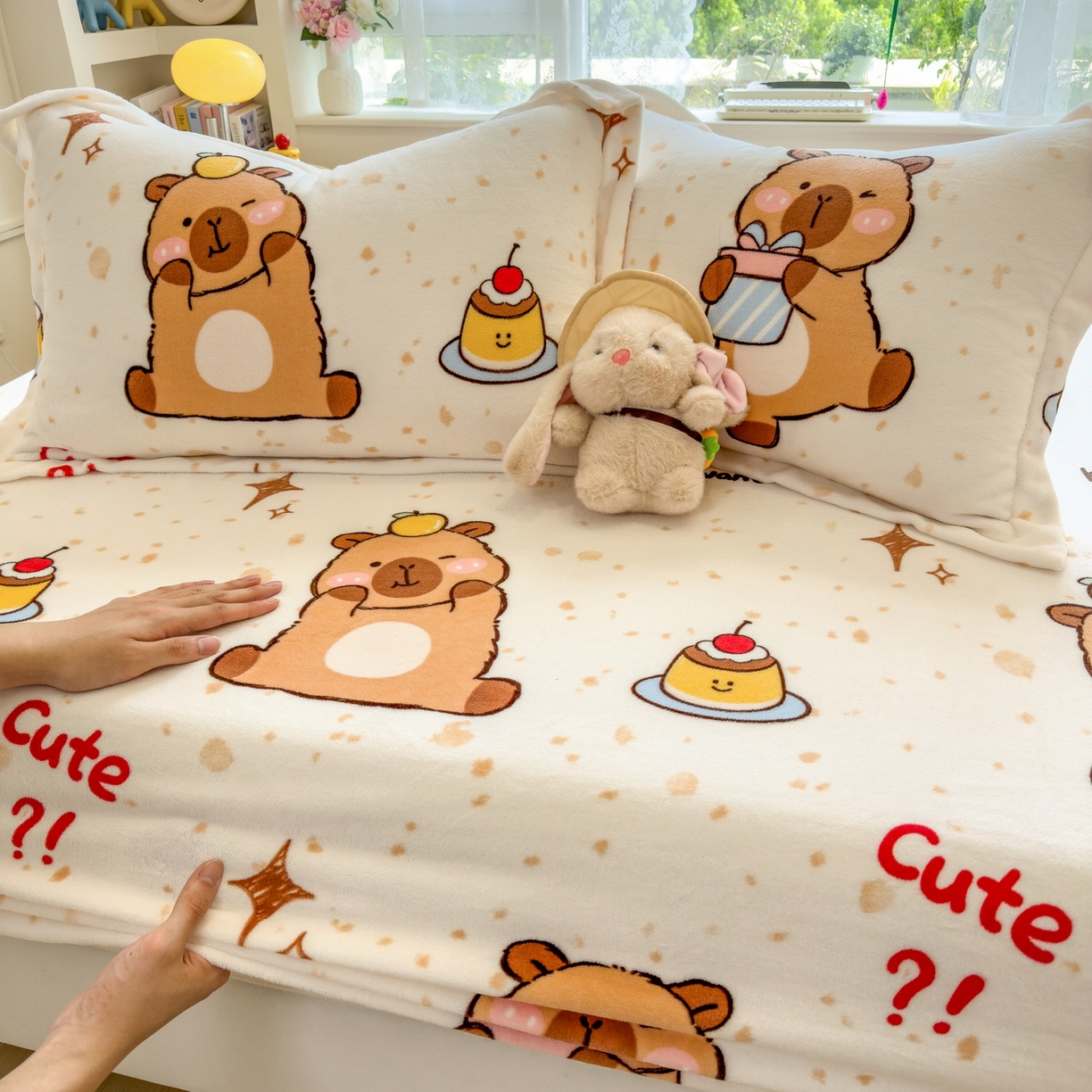 91家纺网 家纺一手货源 找家纺 丝羽坊 2025新款印花小清新牛奶绒印花床笠三件套 卡皮巴拉