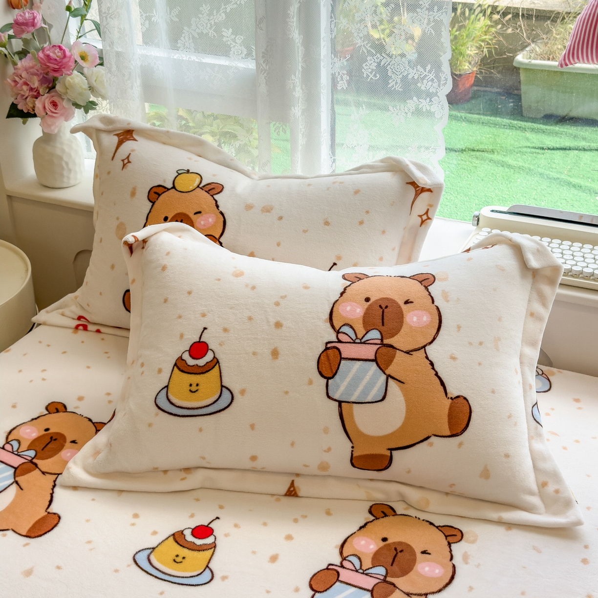 91家纺网 家纺一手货源 找家纺 丝羽坊 2025新款印花小清新牛奶绒印花床笠三件套 卡皮巴拉