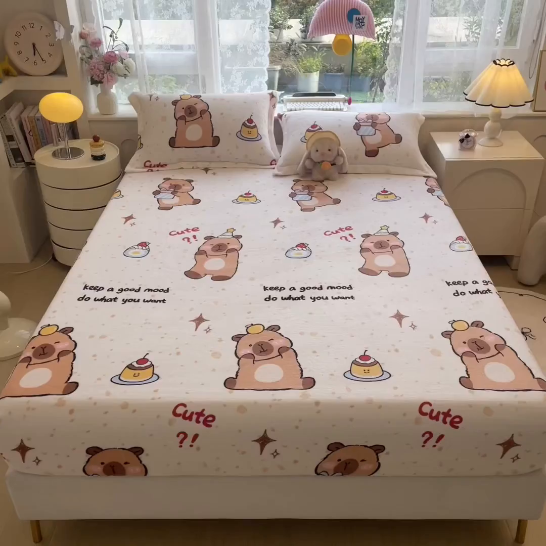 91家纺网 家纺一手货源 找家纺 丝羽坊 2025新款印花小清新牛奶绒印花床笠三件套 卡皮巴拉