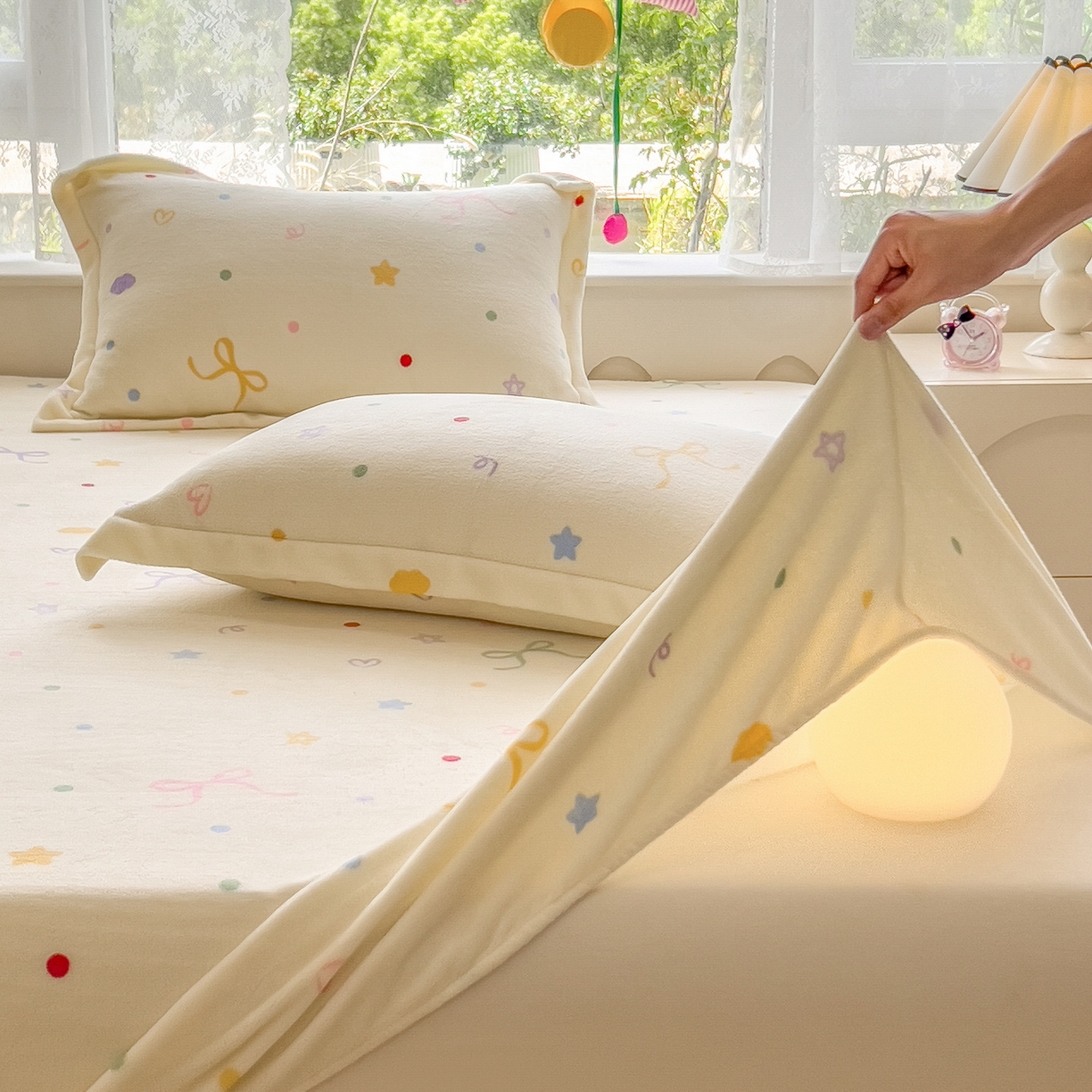 91家纺网 家纺一手货源 找家纺 丝羽坊 2025新款印花小清新牛奶绒印花床笠三件套 曼妙时光