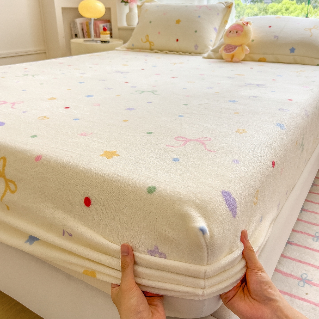 91家纺网 家纺一手货源 找家纺 丝羽坊 2025新款印花小清新牛奶绒印花床笠三件套 曼妙时光