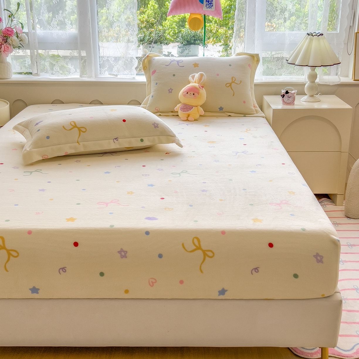 91家纺网 家纺一手货源 找家纺 丝羽坊 2025新款印花小清新牛奶绒印花床笠三件套 曼妙时光