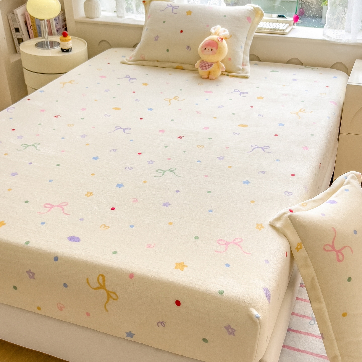 91家纺网 家纺一手货源 找家纺 丝羽坊 2025新款印花小清新牛奶绒印花床笠三件套 曼妙时光