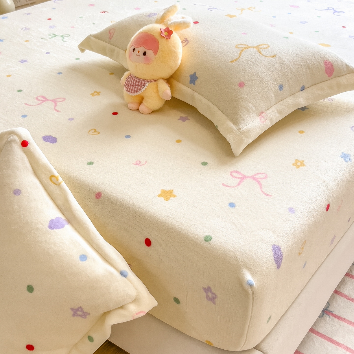 91家纺网 家纺一手货源 找家纺 丝羽坊 2025新款印花小清新牛奶绒印花床笠三件套 曼妙时光