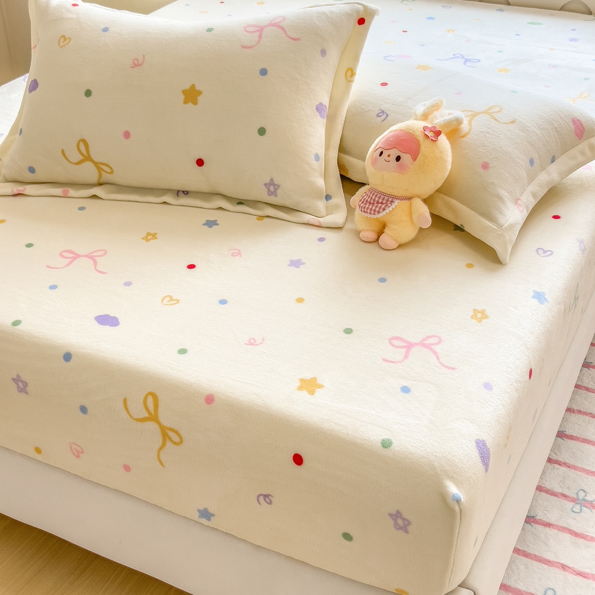 91家纺网 家纺一手货源 找家纺 丝羽坊 2025新款印花小清新牛奶绒印花床笠三件套 曼妙时光