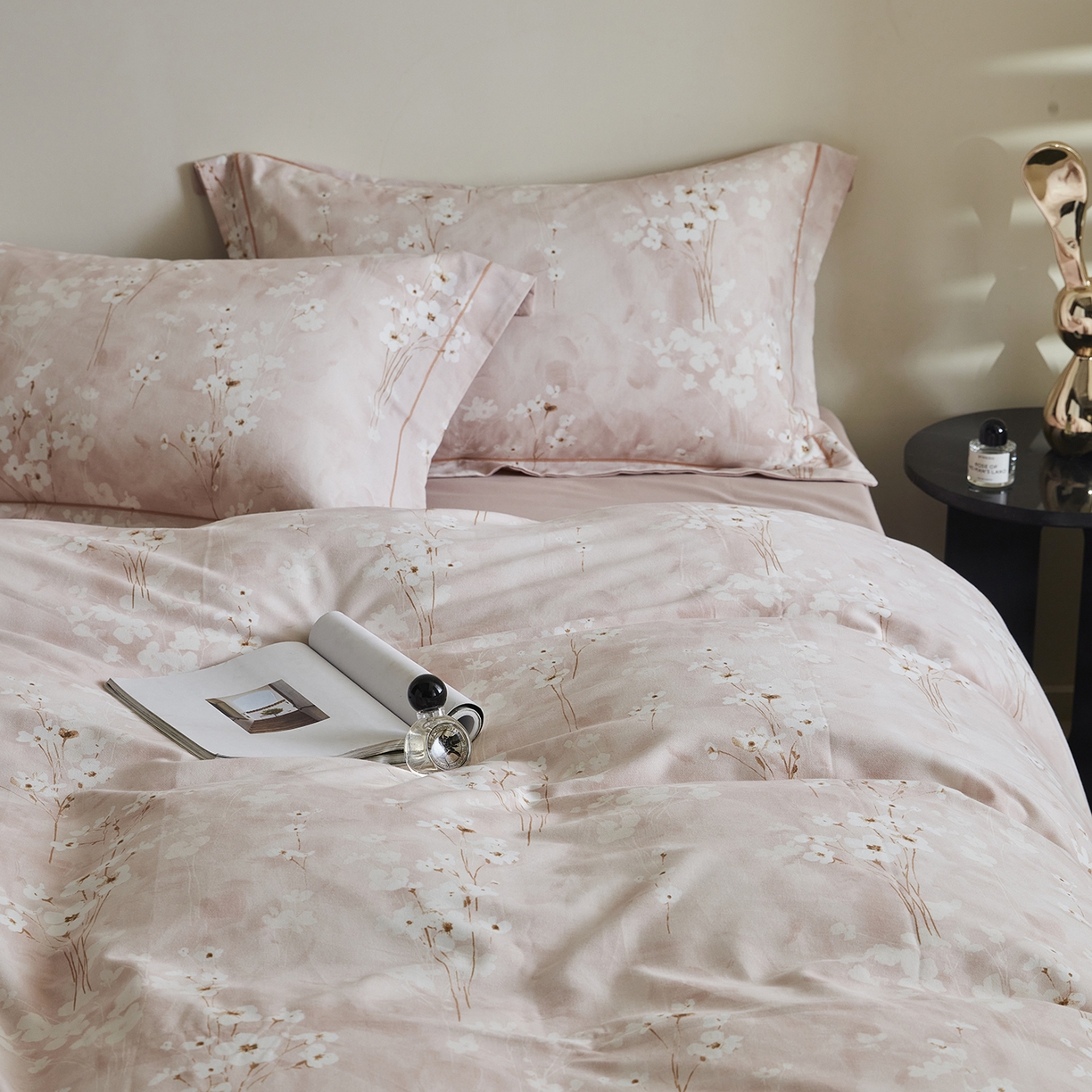 91家纺网 家纺一手货源 找家纺 嘉汀兰家居 2025新款全棉纯棉数码印花生态磨毛四件套 粉黛轻妆