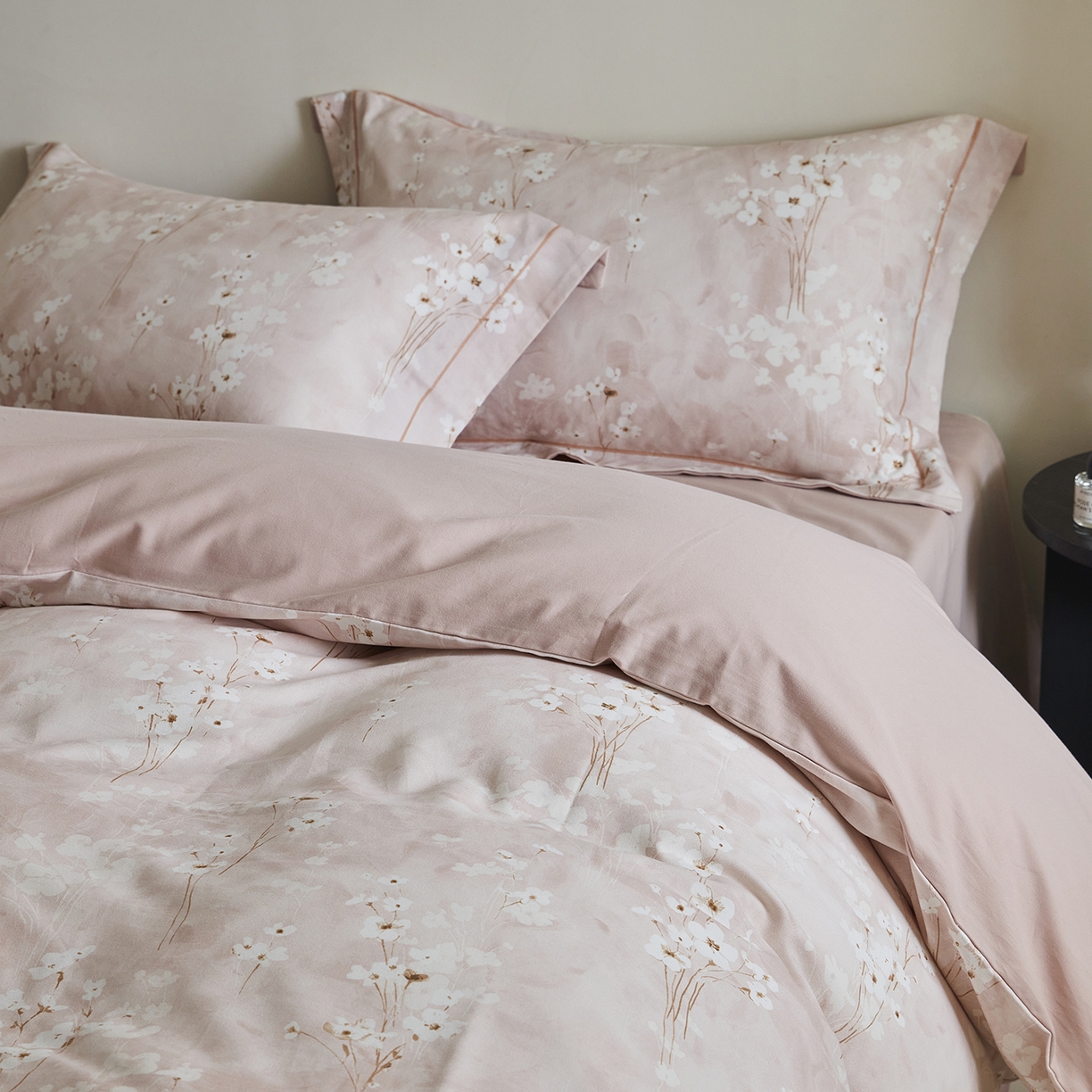 91家纺网 家纺一手货源 找家纺 嘉汀兰家居 2025新款全棉纯棉数码印花生态磨毛四件套 粉黛轻妆