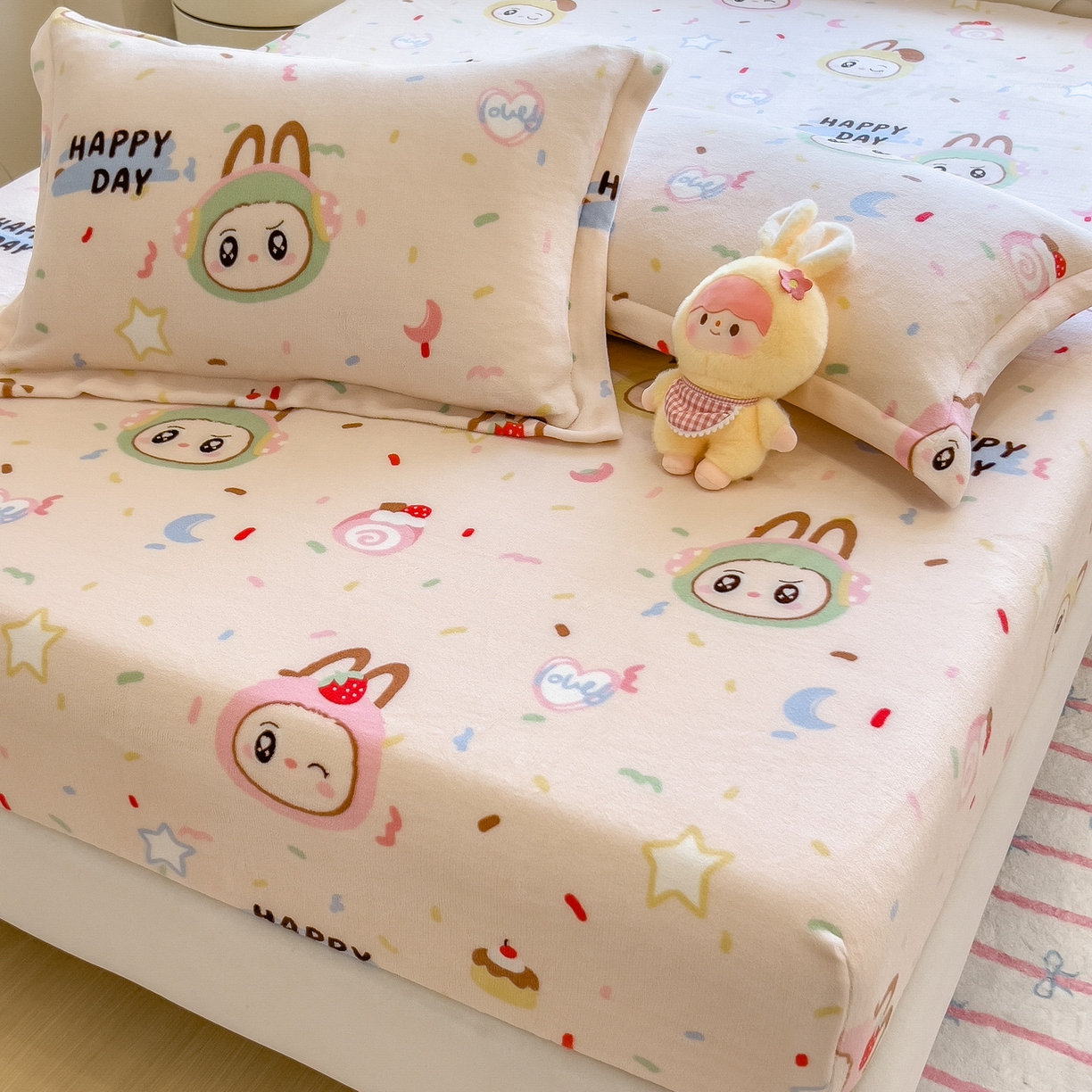 91家纺网 家纺一手货源 找家纺 丝羽坊 2025新款印花小清新牛奶绒印花床笠三件套 萌布布