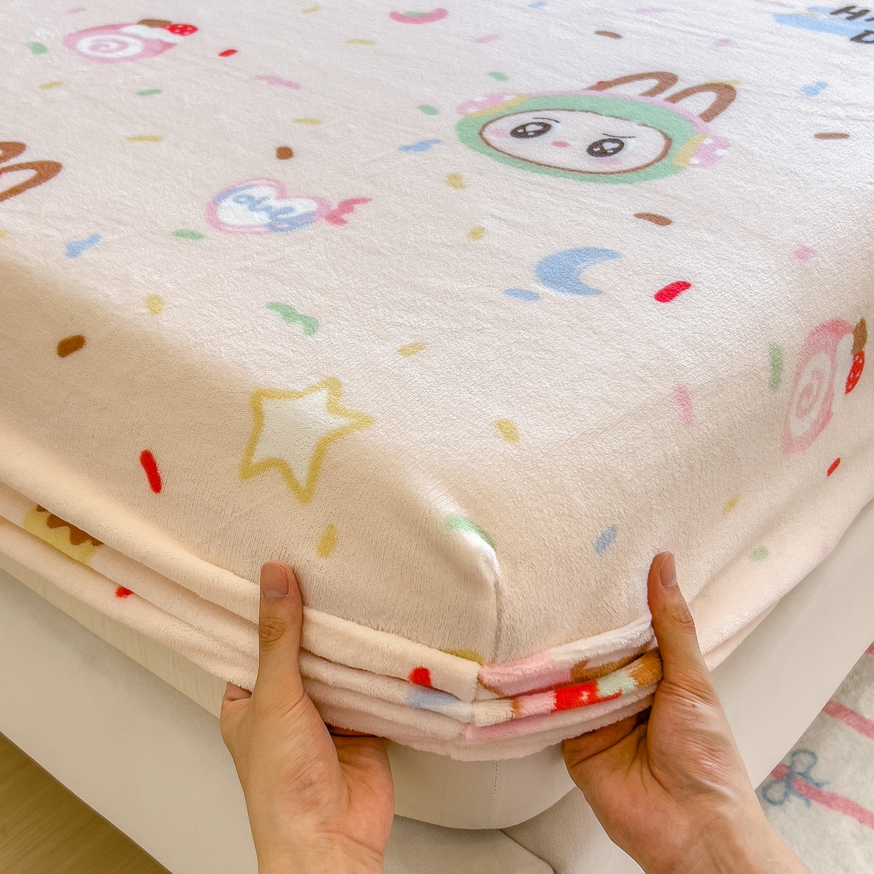 91家纺网 家纺一手货源 找家纺 丝羽坊 2025新款印花小清新牛奶绒印花床笠三件套 萌布布