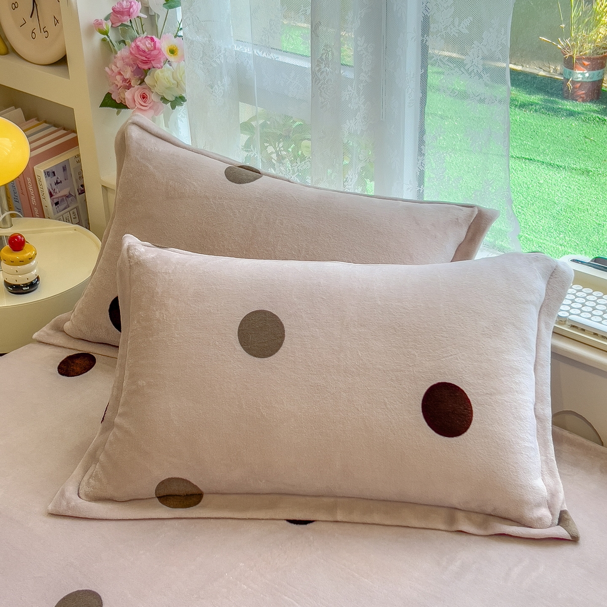 91家纺网 家纺一手货源 找家纺 丝羽坊 2025新款印花小清新牛奶绒印花床笠三件套 圈圈点点