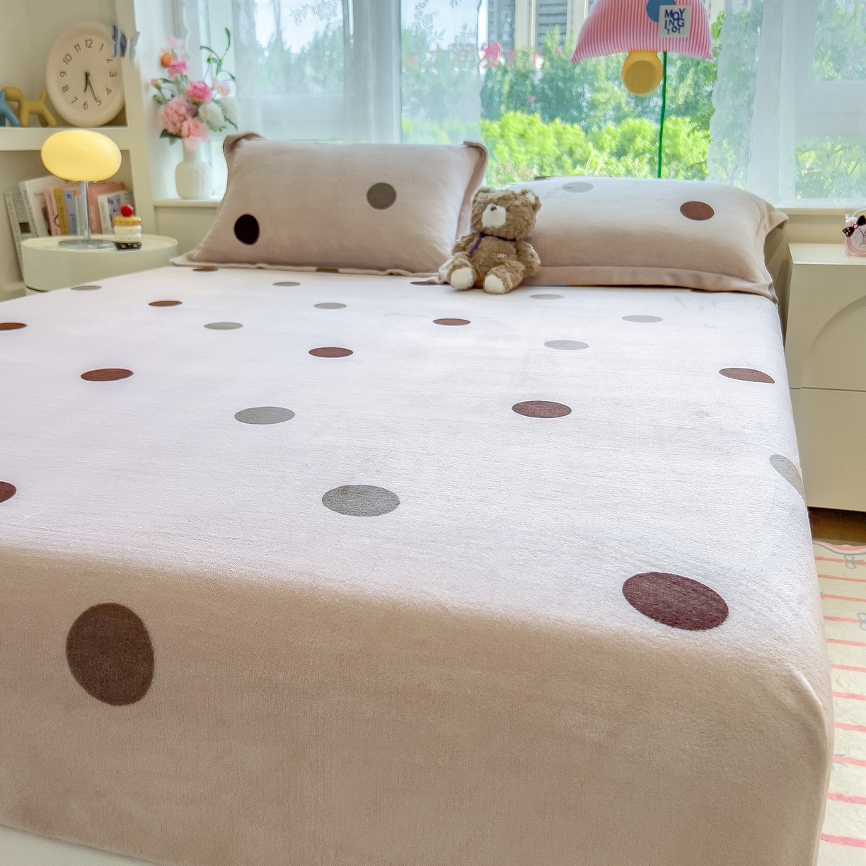 91家纺网 家纺一手货源 找家纺 丝羽坊 2025新款印花小清新牛奶绒印花床笠三件套 圈圈点点