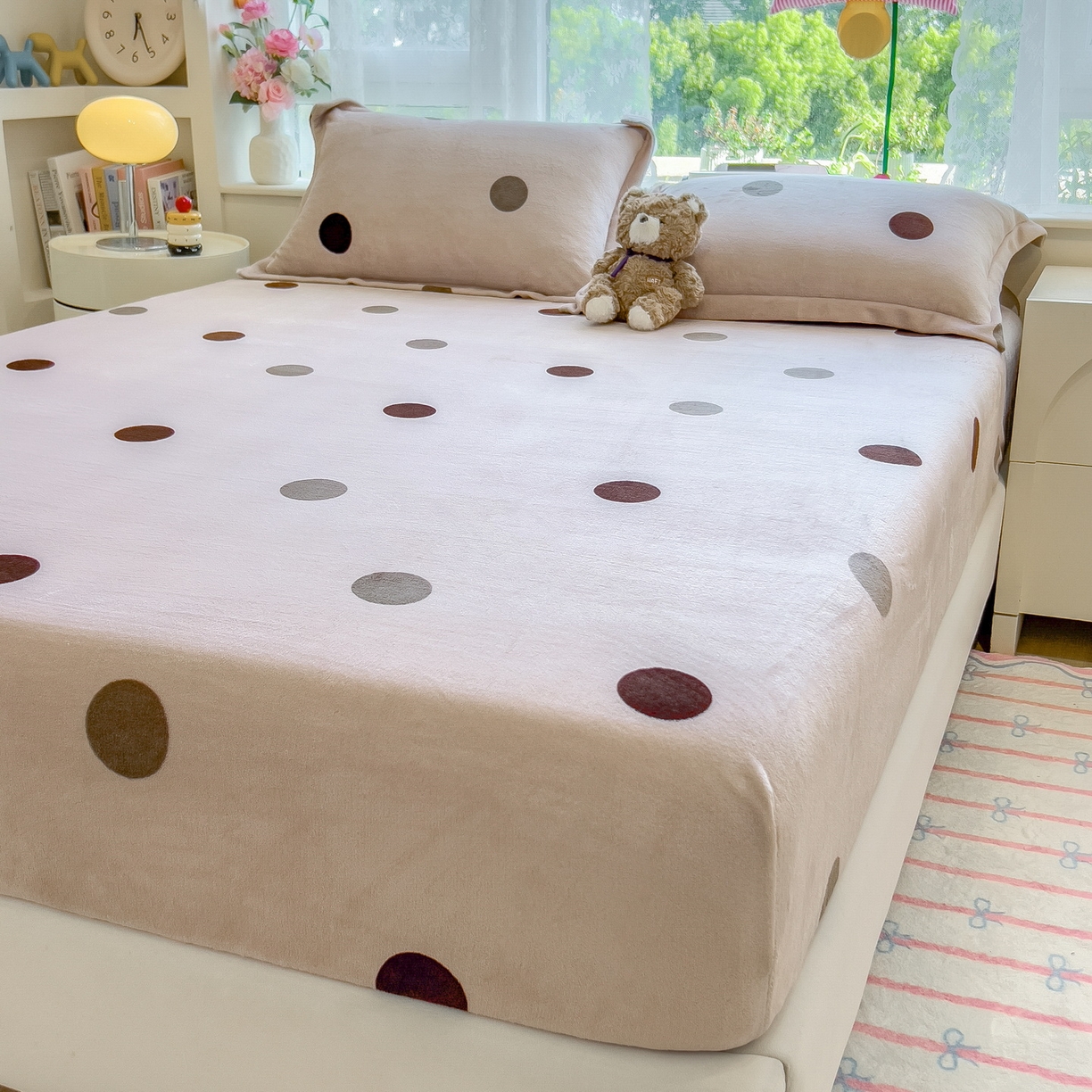 91家纺网 家纺一手货源 找家纺 丝羽坊 2025新款印花小清新牛奶绒印花床笠三件套 圈圈点点