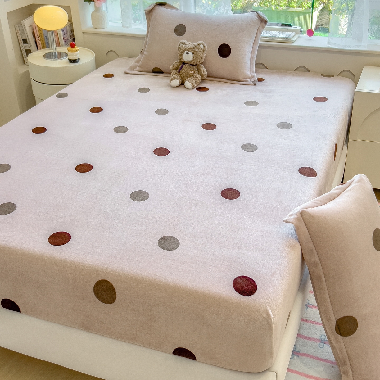 91家纺网 家纺一手货源 找家纺 丝羽坊 2025新款印花小清新牛奶绒印花床笠三件套 圈圈点点