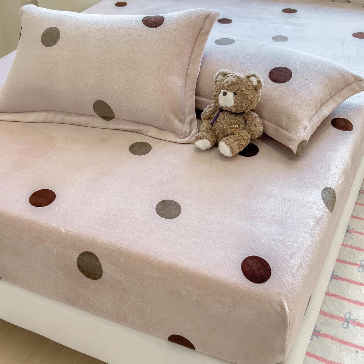 91家纺网 家纺一手货源 找家纺 丝羽坊 2025新款印花小清新牛奶绒印花床笠三件套 圈圈点点