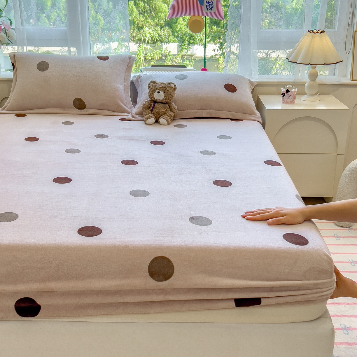 91家纺网 家纺一手货源 找家纺 丝羽坊 2025新款印花小清新牛奶绒印花床笠三件套 圈圈点点