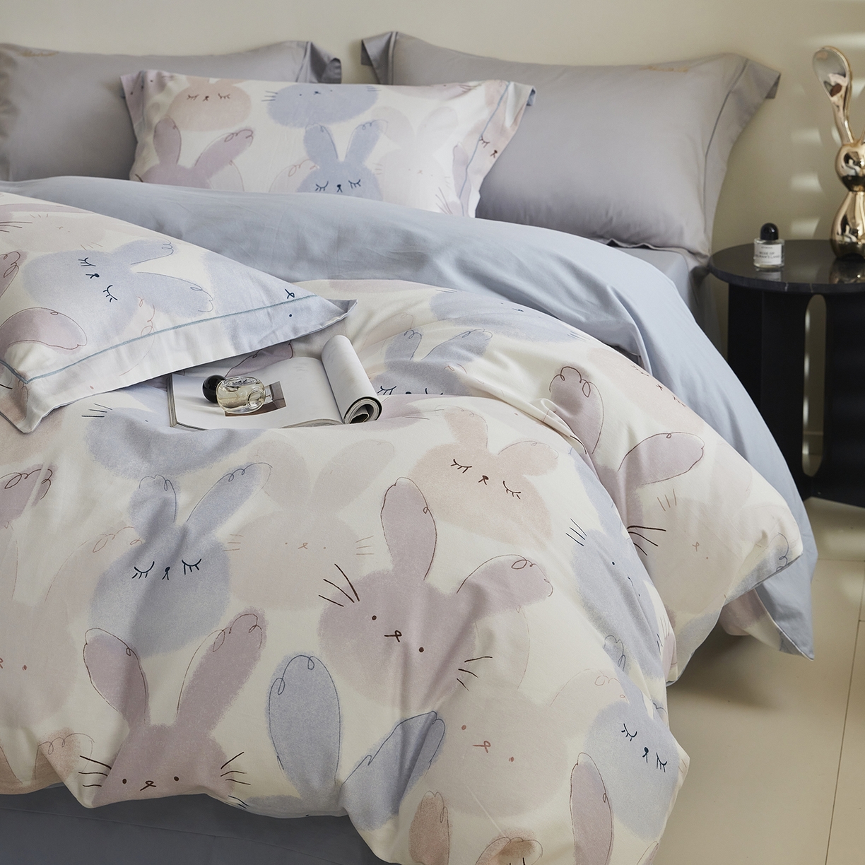 91家纺网 家纺一手货源 找家纺 嘉汀兰家居 2025新款全棉纯棉数码印花生态磨毛四件套 萌兔兔