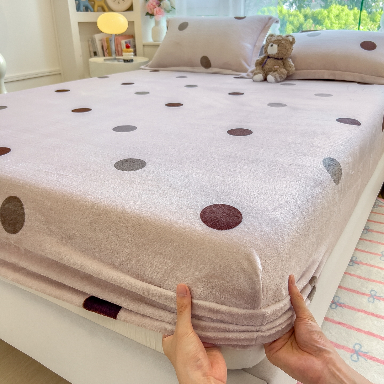 91家纺网 家纺一手货源 找家纺 丝羽坊 2025新款印花小清新牛奶绒印花床笠三件套 圈圈点点