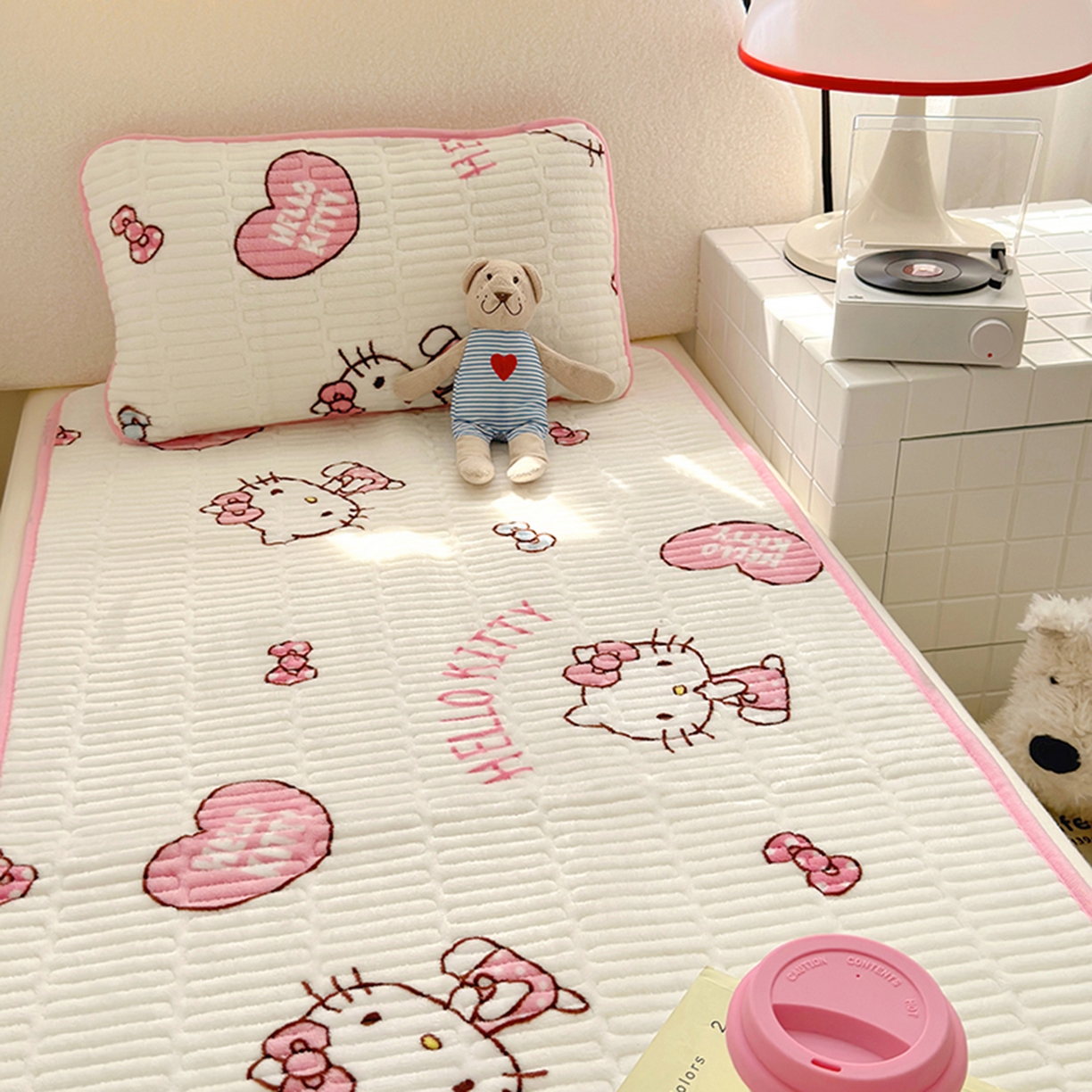 91家纺网 家纺一手货源 找家纺 希诺家居 2025新款儿童系列正版三丽鸥牛奶绒三件套幼儿园多件套 爱心kt