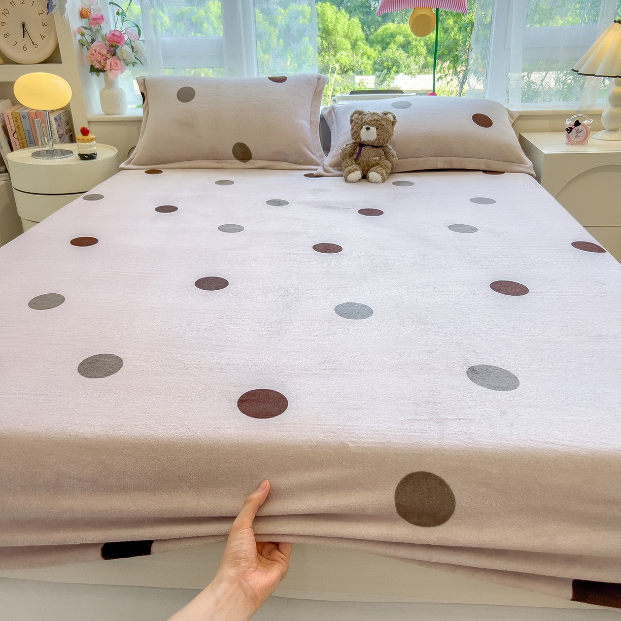 91家纺网 家纺一手货源 找家纺 丝羽坊 2025新款印花小清新牛奶绒印花床笠三件套 圈圈点点