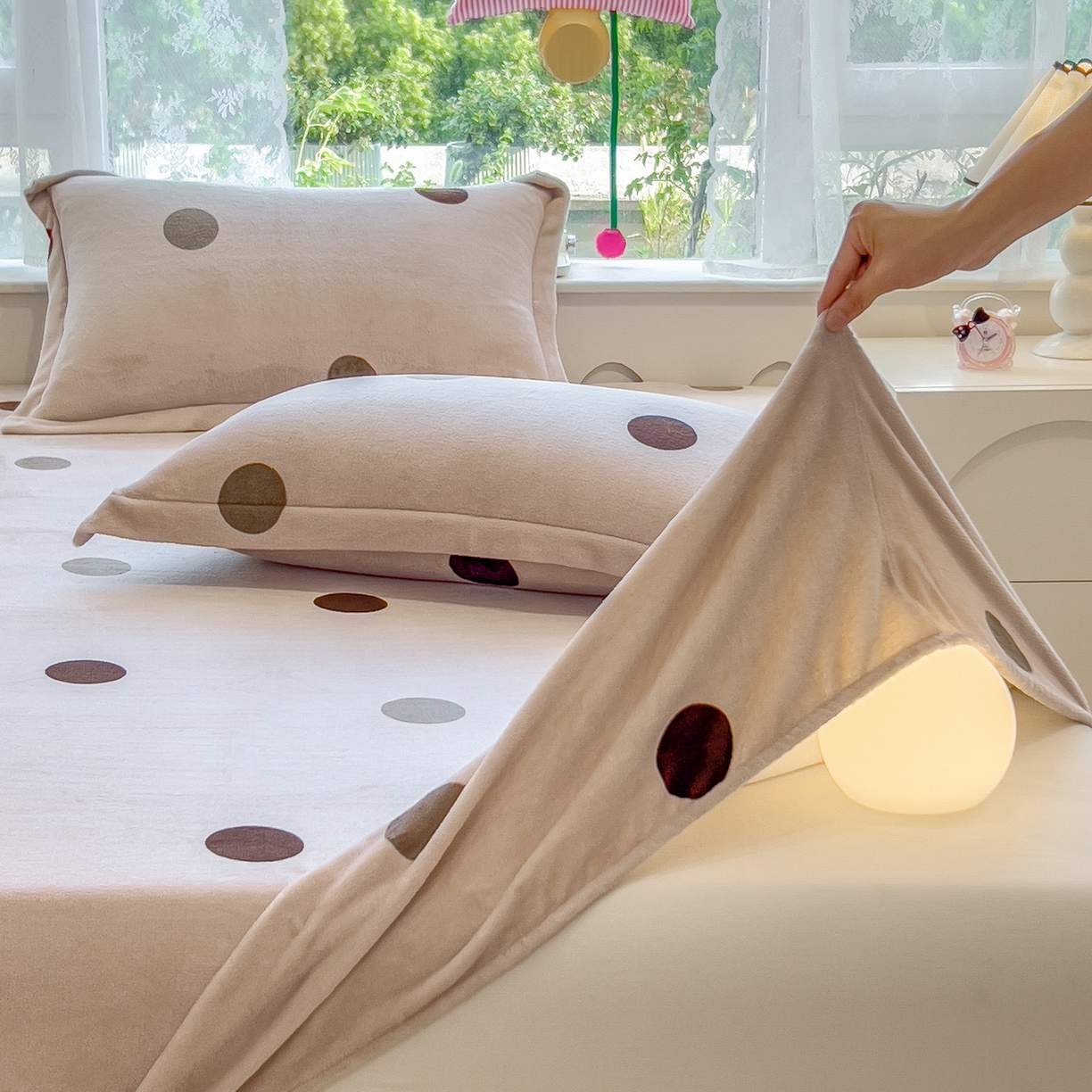 91家纺网 家纺一手货源 找家纺 丝羽坊 2025新款印花小清新牛奶绒印花床笠三件套 圈圈点点