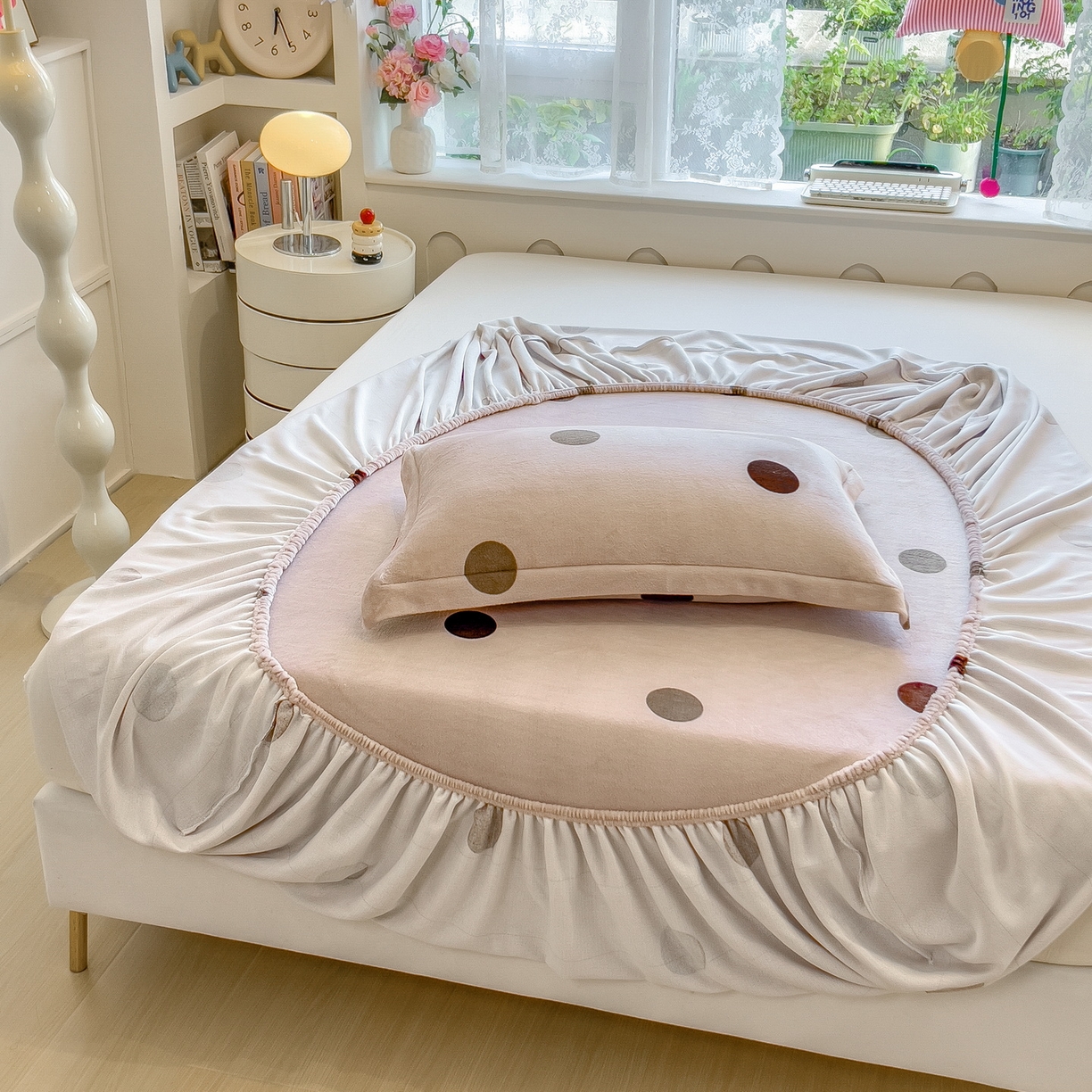 91家纺网 家纺一手货源 找家纺 丝羽坊 2025新款印花小清新牛奶绒印花床笠三件套 圈圈点点