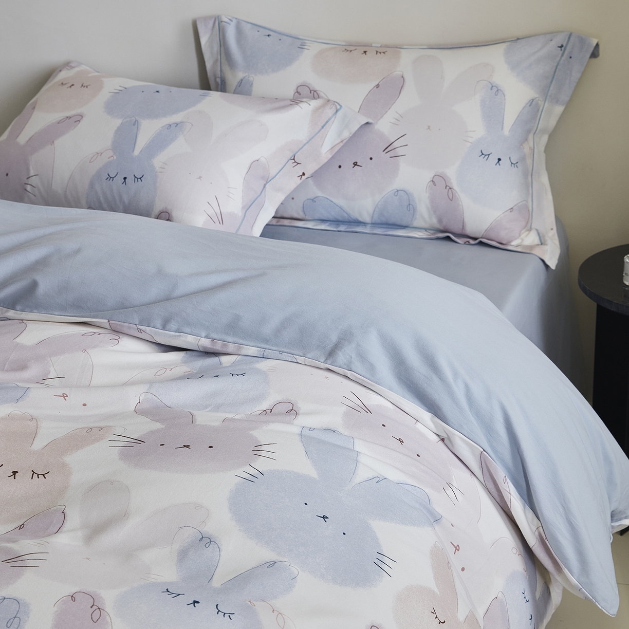 91家纺网 家纺一手货源 找家纺 嘉汀兰家居 2025新款全棉纯棉数码印花生态磨毛四件套 萌兔兔