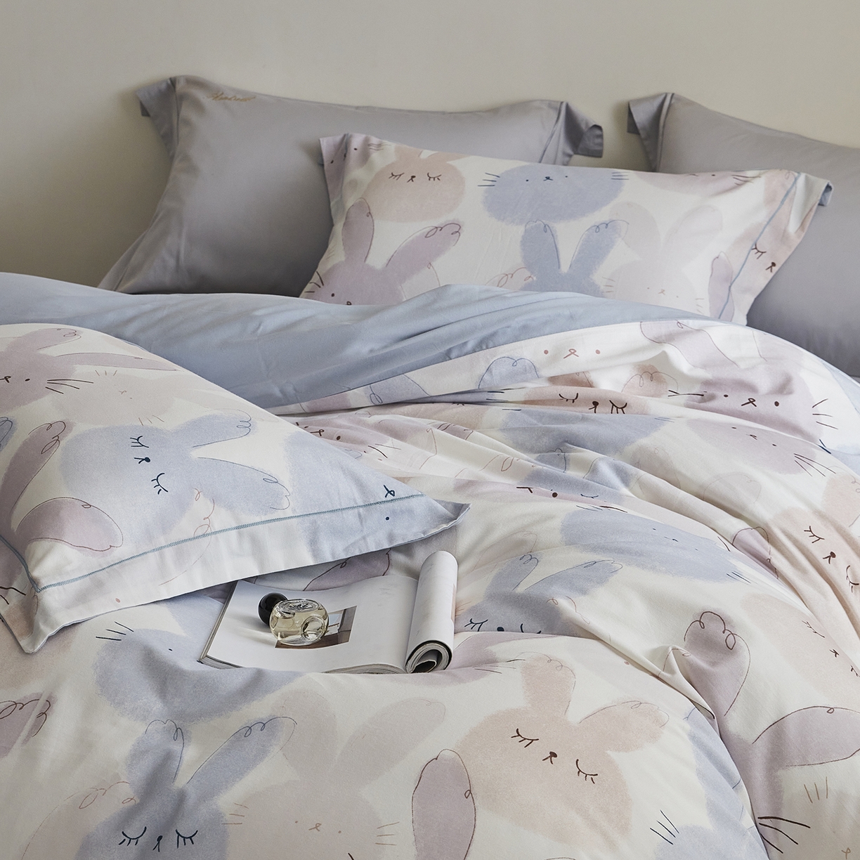 91家纺网 家纺一手货源 找家纺 嘉汀兰家居 2025新款全棉纯棉数码印花生态磨毛四件套 萌兔兔