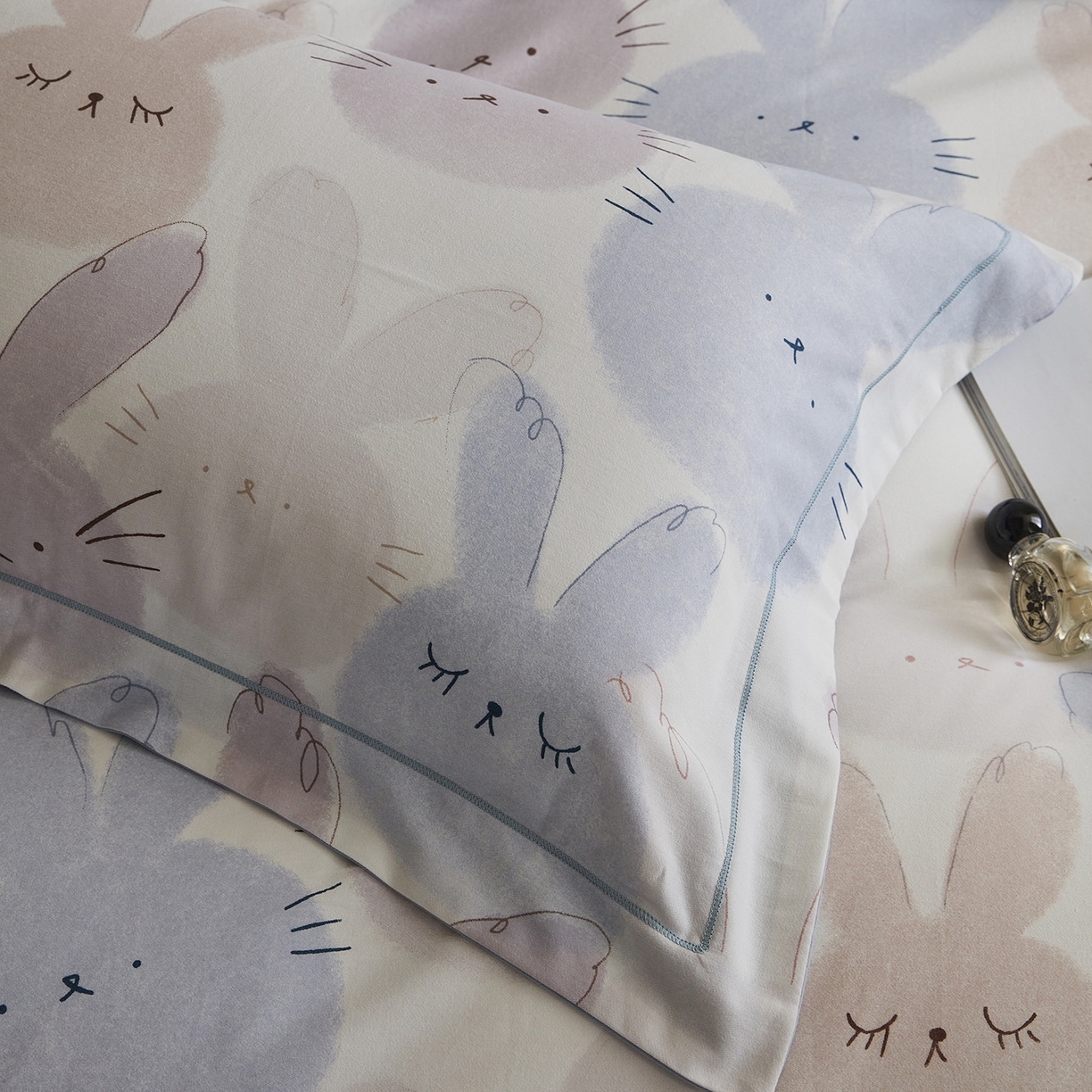 91家纺网 家纺一手货源 找家纺 嘉汀兰家居 2025新款全棉纯棉数码印花生态磨毛四件套 萌兔兔