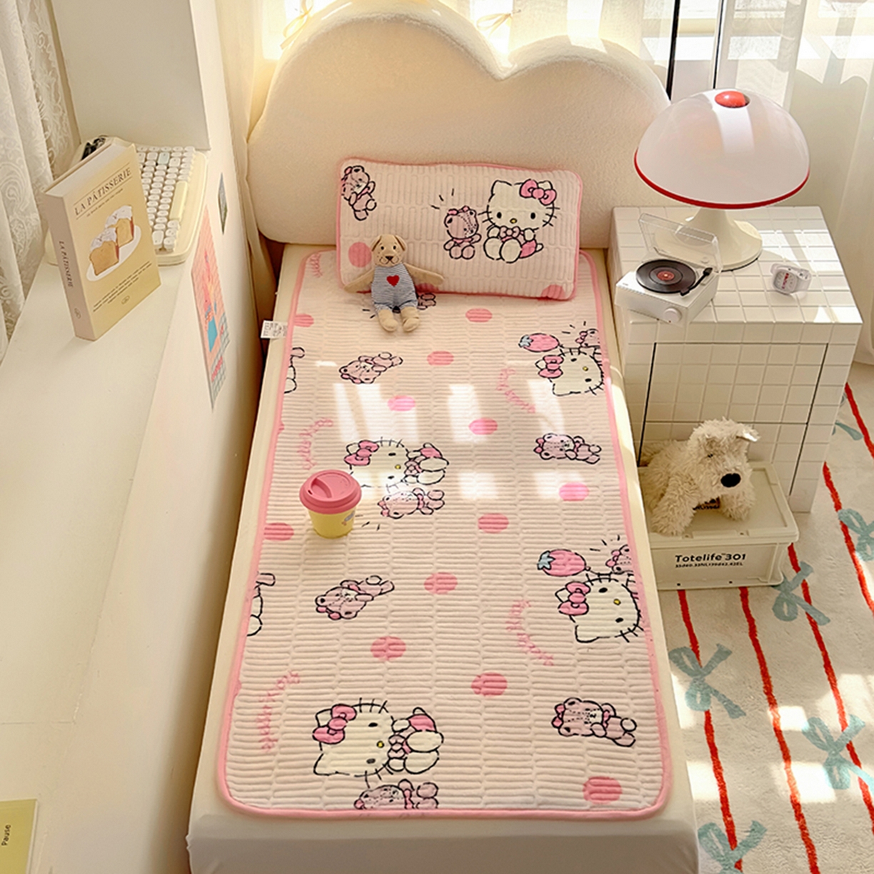 91家纺网 家纺一手货源 找家纺 希诺家居 2025新款儿童系列正版三丽鸥牛奶绒三件套幼儿园多件套 波点kt