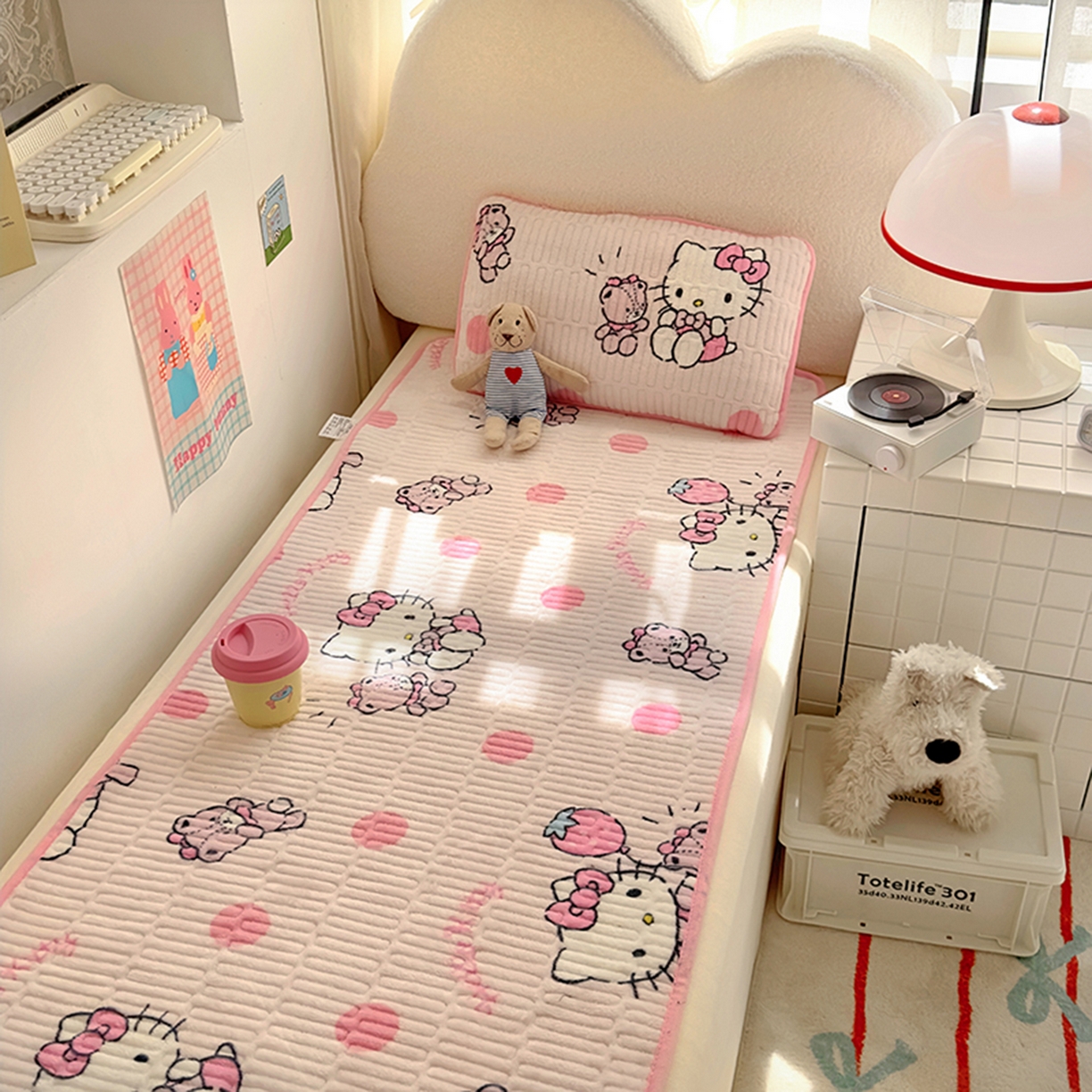 91家纺网 家纺一手货源 找家纺 希诺家居 2025新款儿童系列正版三丽鸥牛奶绒三件套幼儿园多件套 波点kt