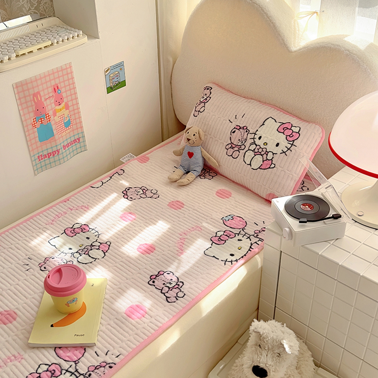 91家纺网 家纺一手货源 找家纺 希诺家居 2025新款儿童系列正版三丽鸥牛奶绒三件套幼儿园多件套 波点kt