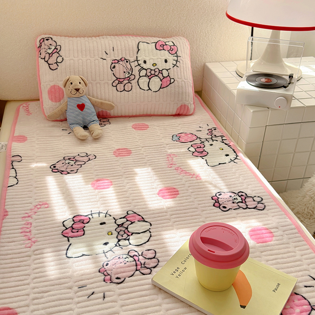 91家纺网 家纺一手货源 找家纺 希诺家居 2025新款儿童系列正版三丽鸥牛奶绒三件套幼儿园多件套 波点kt