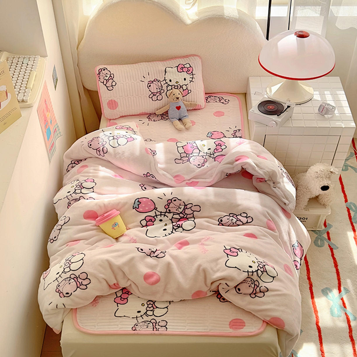 91家纺网 家纺一手货源 找家纺 希诺家居 2025新款儿童系列正版三丽鸥牛奶绒三件套幼儿园多件套 波点kt