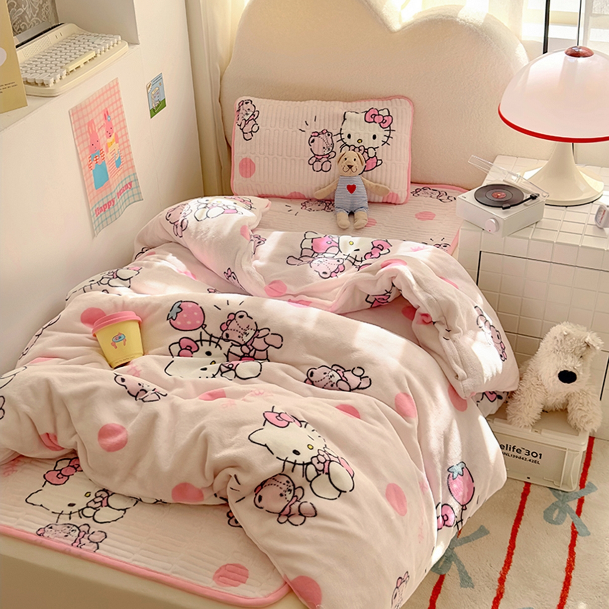 91家纺网 家纺一手货源 找家纺 希诺家居 2025新款儿童系列正版三丽鸥牛奶绒三件套幼儿园多件套 波点kt