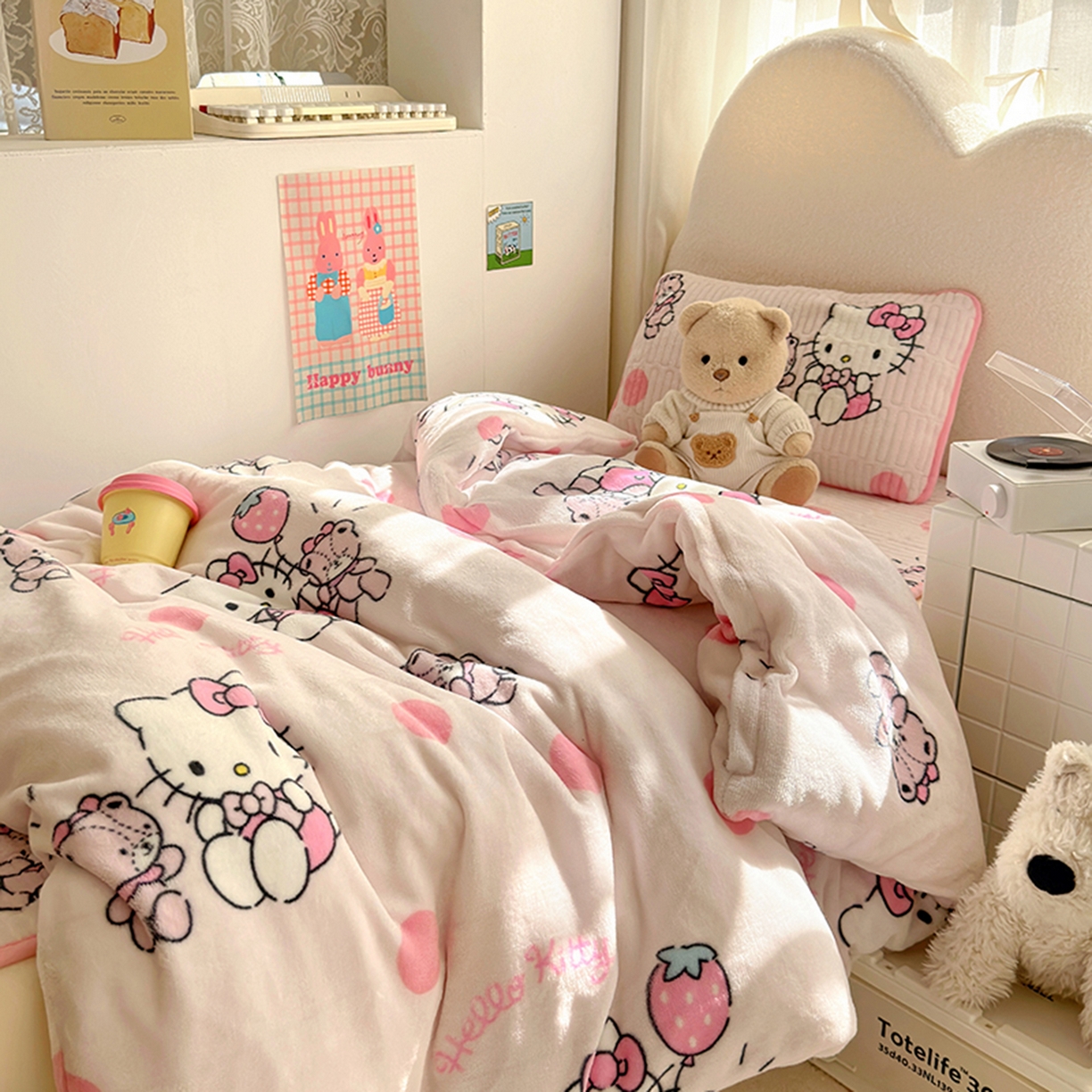 91家纺网 家纺一手货源 找家纺 希诺家居 2025新款儿童系列正版三丽鸥牛奶绒三件套幼儿园多件套 波点kt