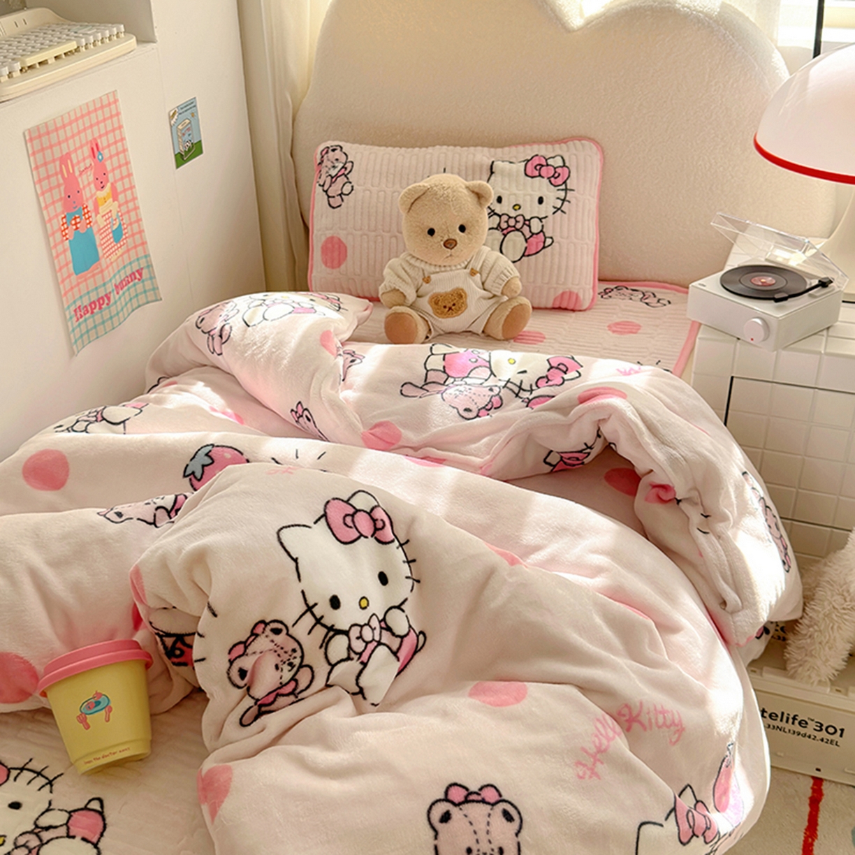 91家纺网 家纺一手货源 找家纺 希诺家居 2025新款儿童系列正版三丽鸥牛奶绒三件套幼儿园多件套 波点kt