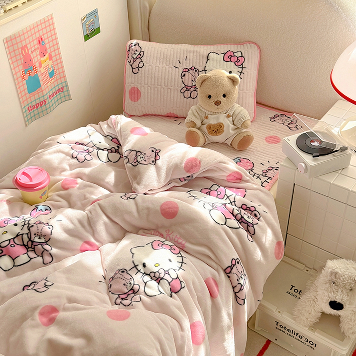 91家纺网 家纺一手货源 找家纺 希诺家居 2025新款儿童系列正版三丽鸥牛奶绒三件套幼儿园多件套 波点kt