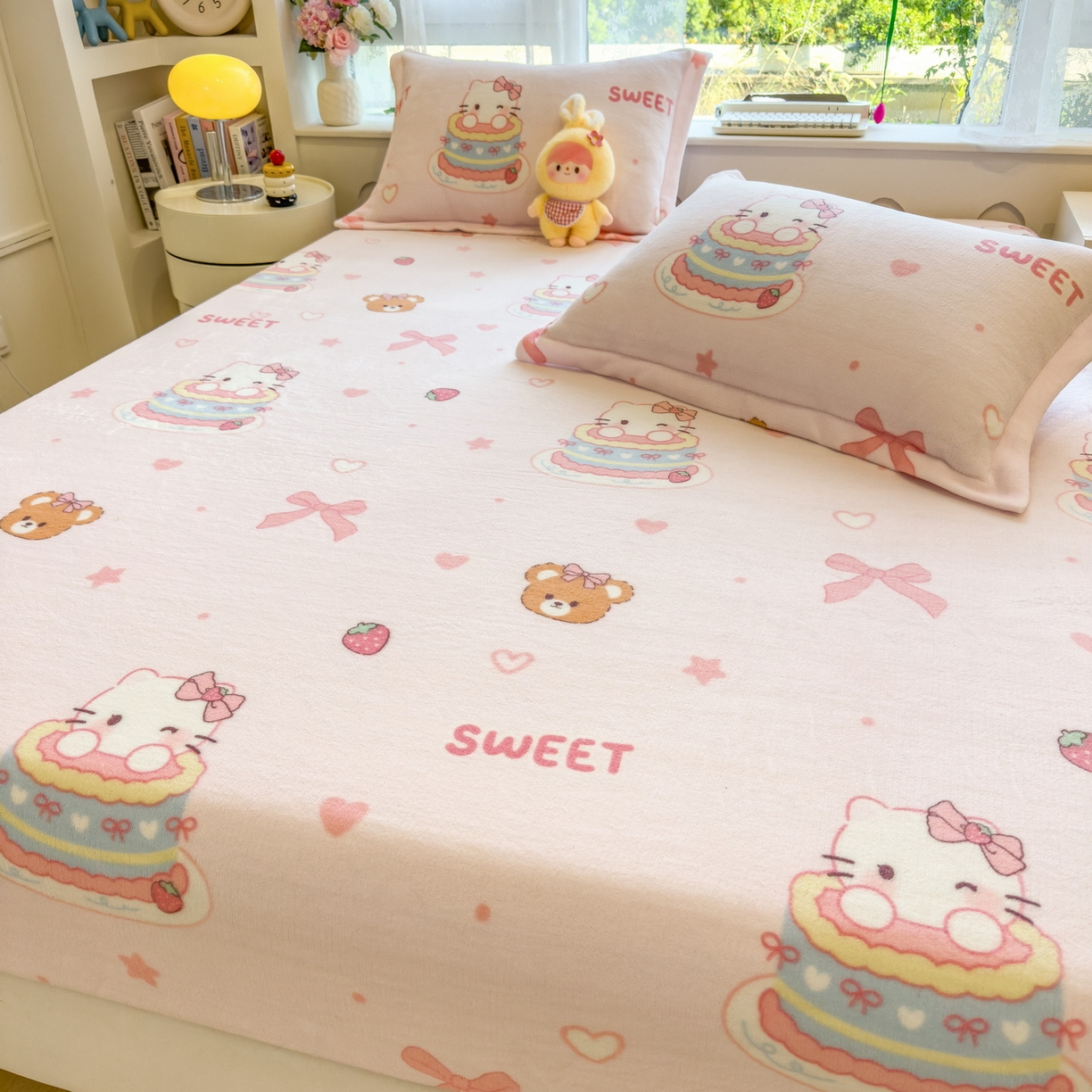 91家纺网 家纺一手货源 找家纺 丝羽坊 2025新款印花小清新牛奶绒印花床笠三件套 甜心猫