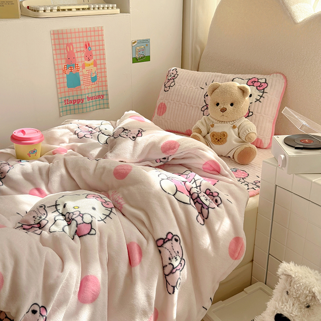 91家纺网 家纺一手货源 找家纺 希诺家居 2025新款儿童系列正版三丽鸥牛奶绒三件套幼儿园多件套 波点kt