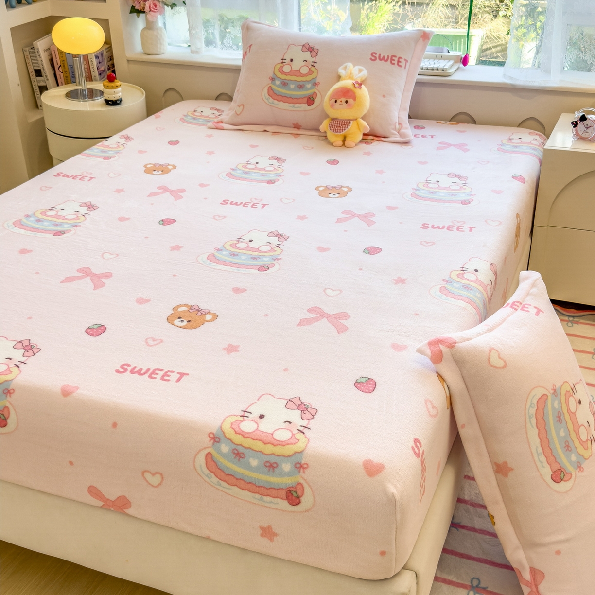 91家纺网 家纺一手货源 找家纺 丝羽坊 2025新款印花小清新牛奶绒印花床笠三件套 甜心猫